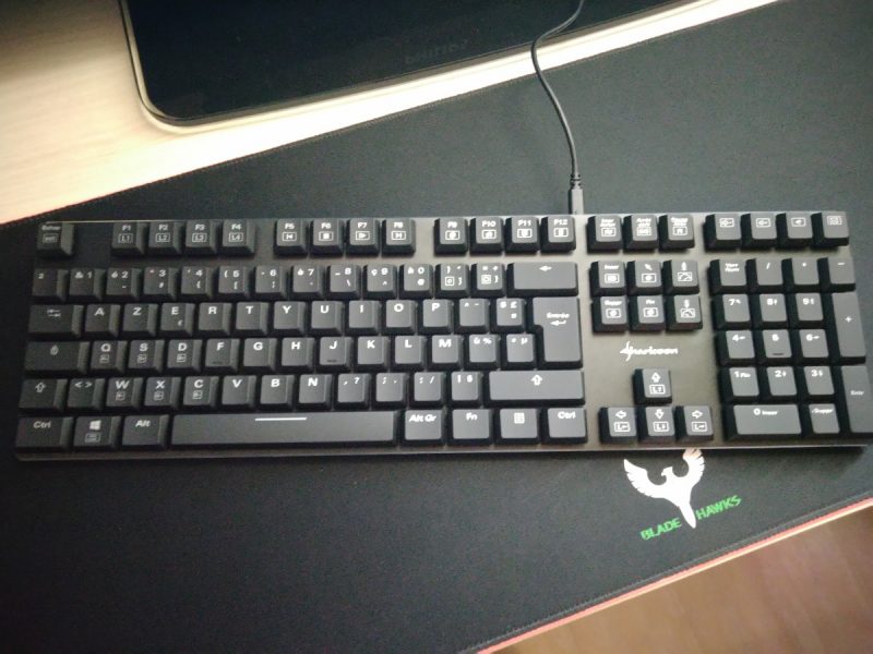 Clavier Sharkoon Purewriter RGB 06 min