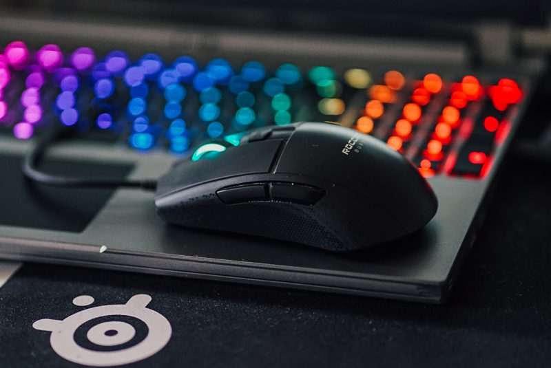 Roccat side 1